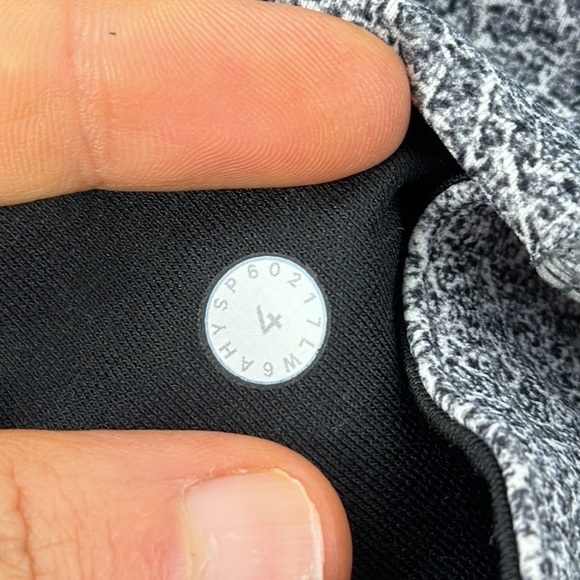 🔥$SALE$🔥 Lululemon Train Times Crop (17") Fractal Alpine White Black / Black - Picture 3 of 4